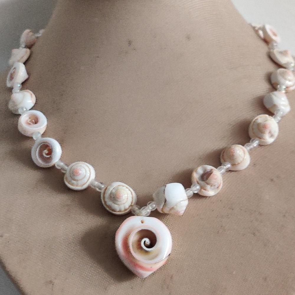 Elegant Pink and White Lisway Head shells & Conch Shell Heart Necklace